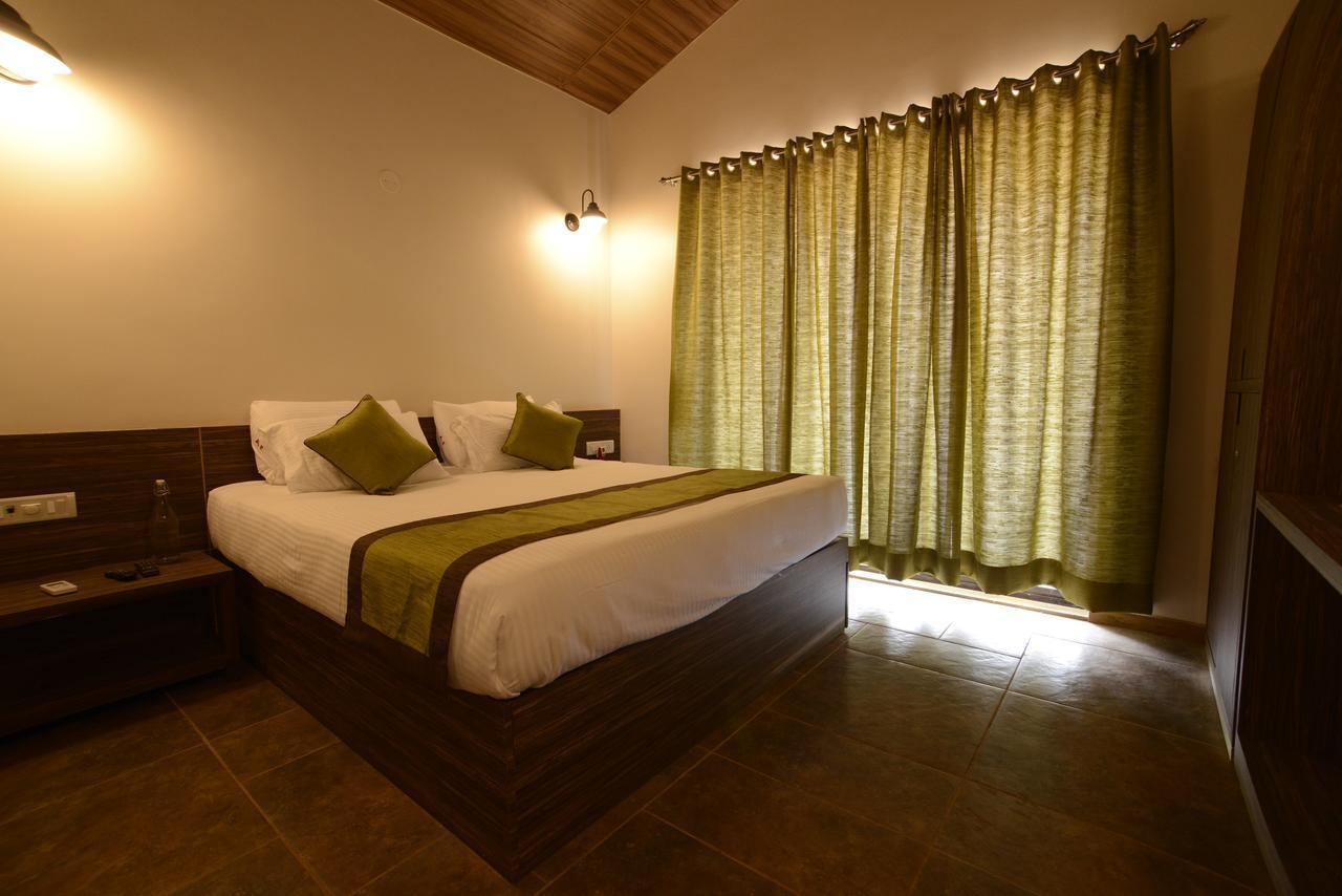 Feet Up Amaranth Resort Dāpoli Exterior foto